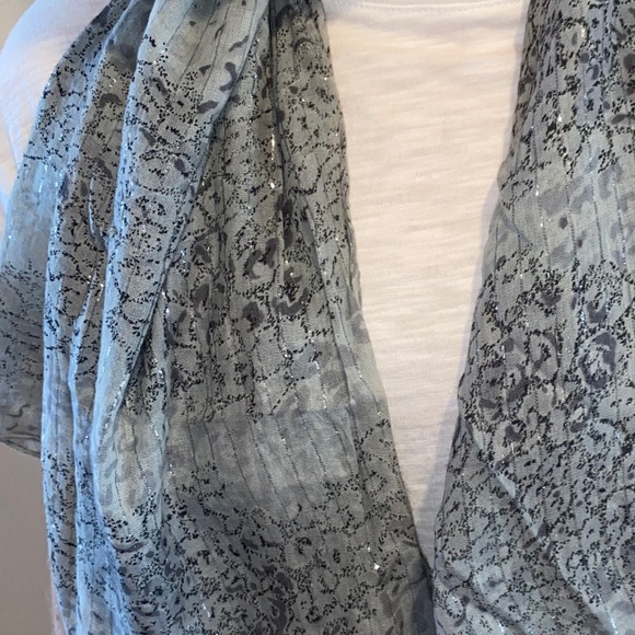 NEW Gray/Silver Patterned Scarf - Picture 2 of 2